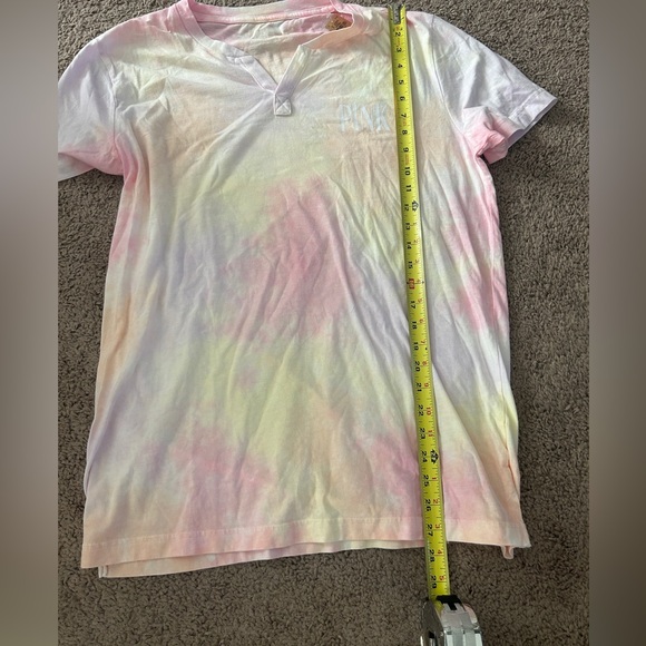 VS PINK HENLEY TEE PALM TREE TIE DYE Medium NWT - Picture 9 of 9